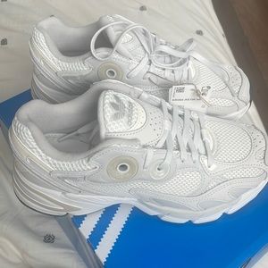 Adidas ASTIR size 6 white NWT
